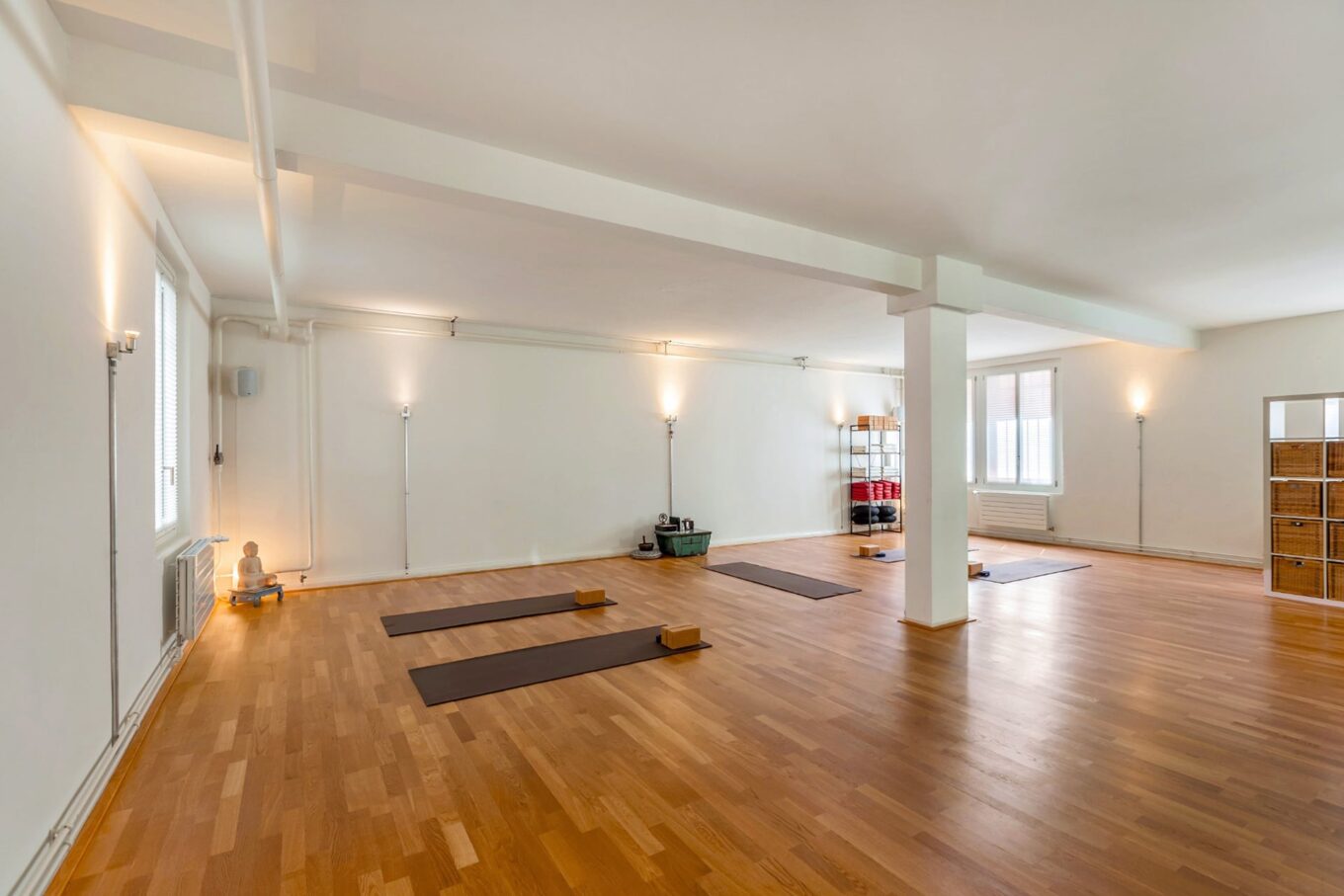 Geräumiges Yogastudio mit Matten auf Holzboden.